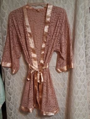 Delicate Lace Satin-Trim Robe in Pink